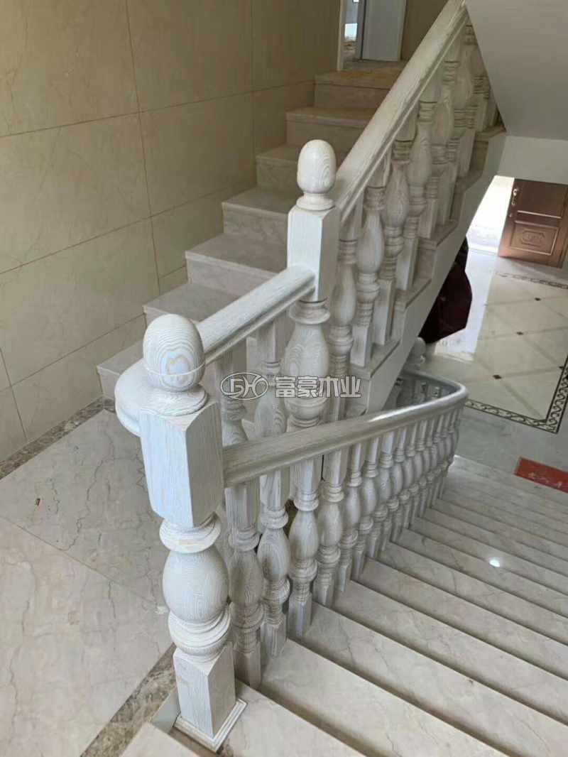 湖北浠水實(shí)木樓梯紅橡擦金富豪樓梯