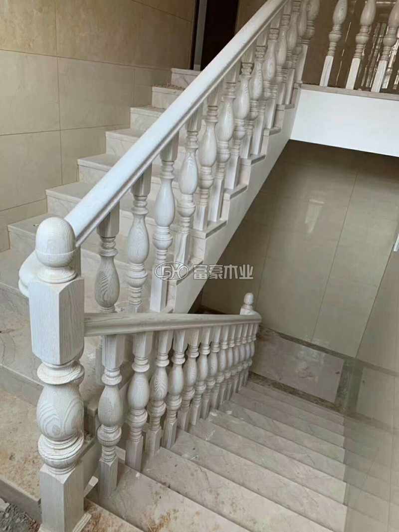 湖北浠水實(shí)木樓梯紅橡擦金富豪樓梯