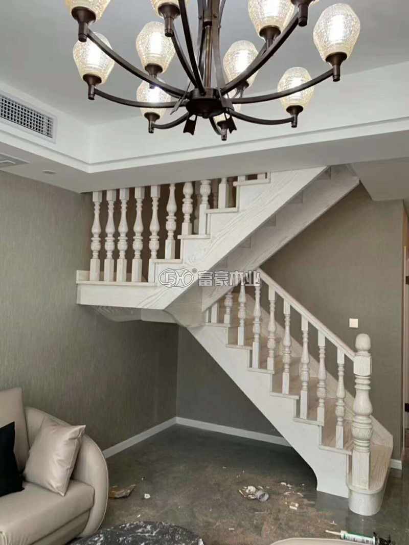 湖北浠水實(shí)木樓梯紅橡擦金富豪樓梯